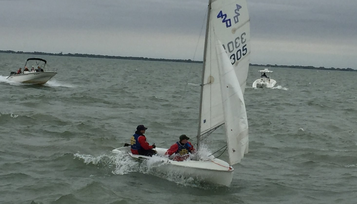 Lukas fährt seine erste Regatta